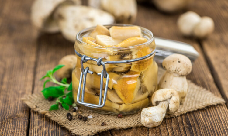 Мариновані білі гриби: класична закуска на свята