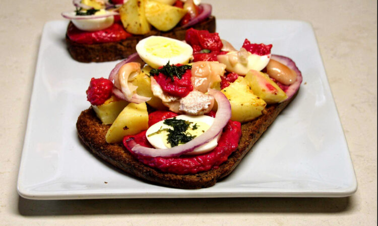 Смачний сморреброд з оселедцем та буряковим соусом