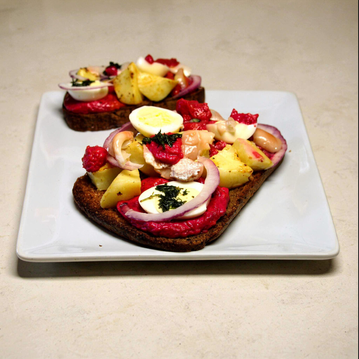 Смачний сморреброд з оселедцем та буряковим соусом