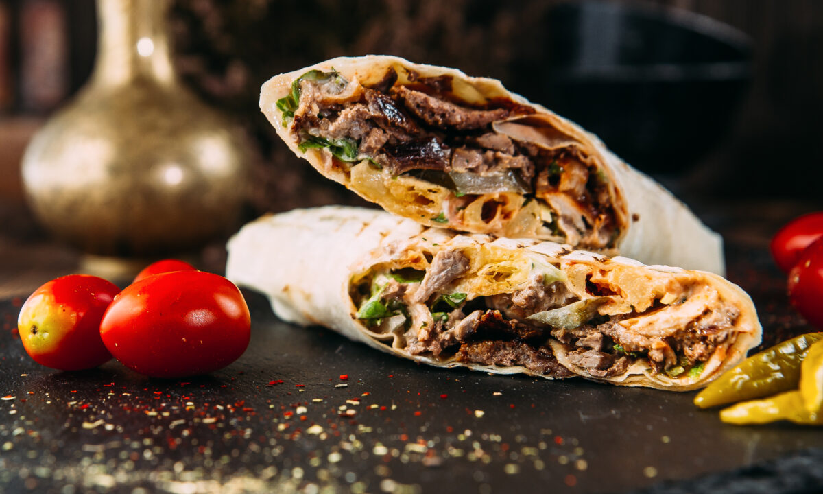 Ароматный фахитас с говяжьим фаршем и острой сальсой