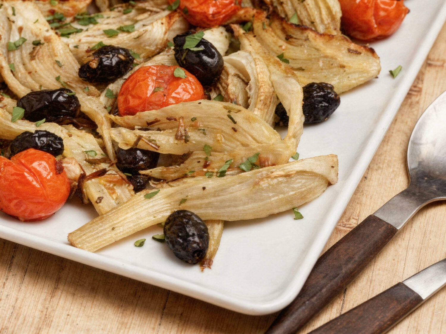 Ароматний фенхель, запечений з помідорами та оливками за 30 хвилин