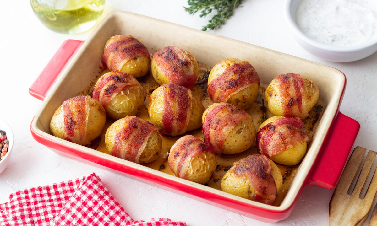 Соковита картопля в беконі: легкий рецепт для швидкого обіду