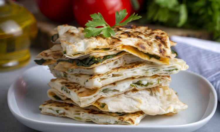 Хрусткі конвертики з лаваша з сиром та зеленню за лічені хвилини