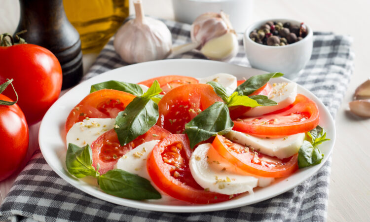 Салат з помідорами та бурратою: літній смак за 10 хвилин