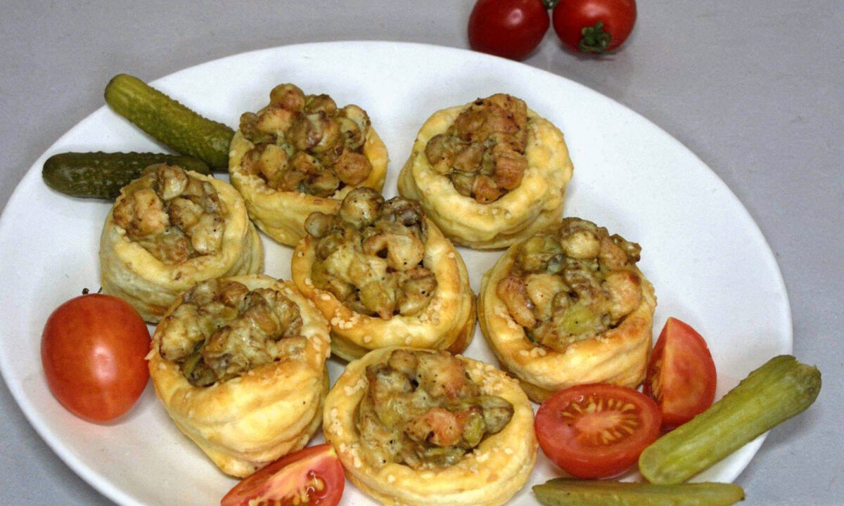 Утонченные волованы с курицей и грибами для праздничного стола.