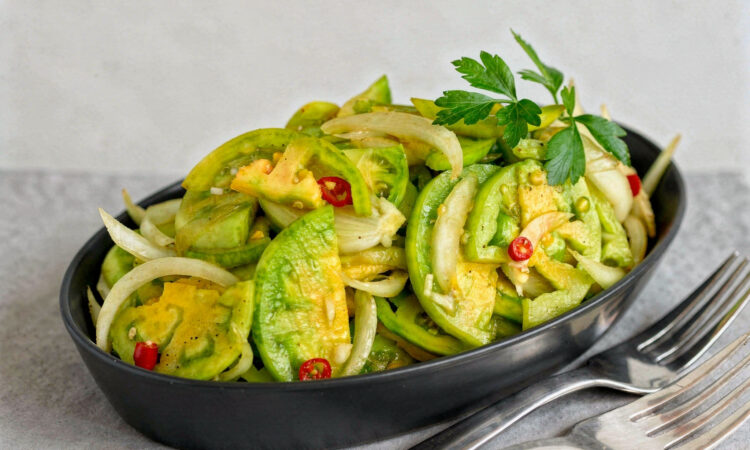 Пикантный салат из зеленых помидоров с перцем чили