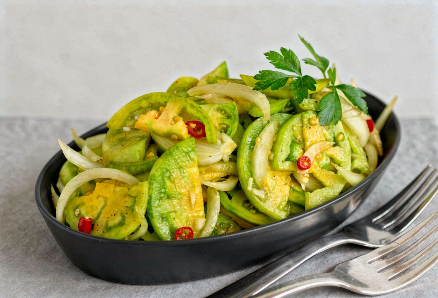 Пікантний салат із зелених помідорів з перцем чилі