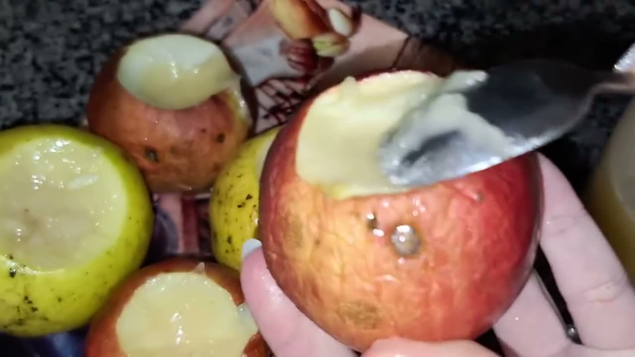 в яблоко добавляется мед с сахаром