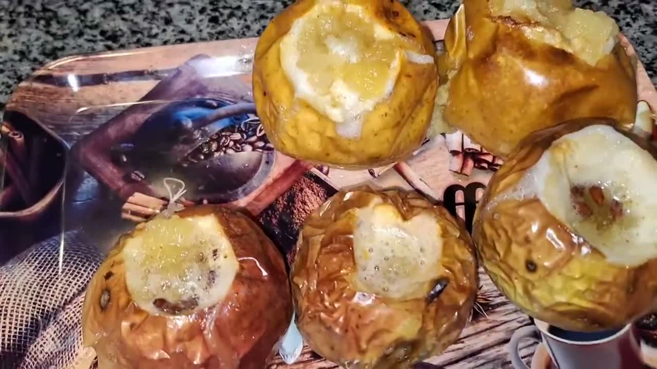 5 печеных яблок с сахаром и медом