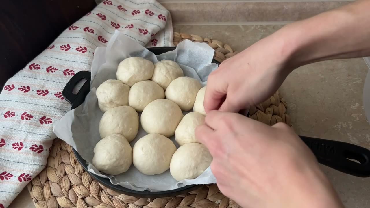 Кульки тіста щільно в сковороді з пергаментом