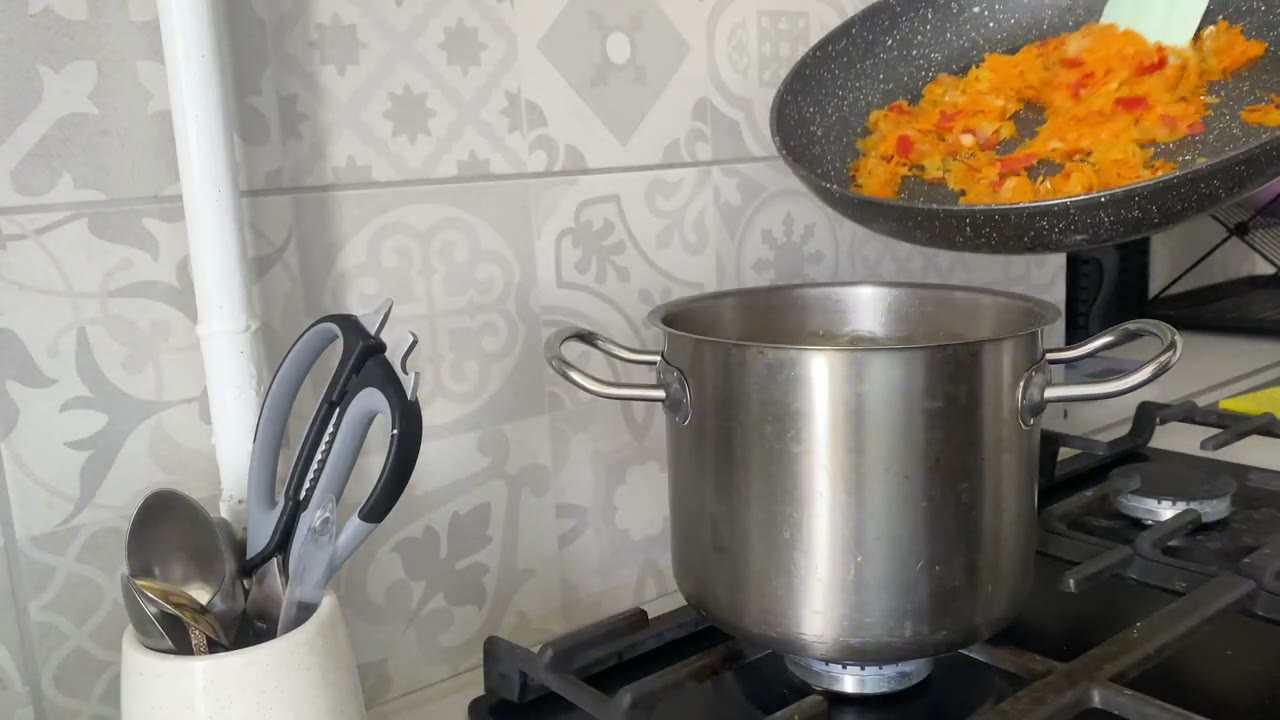 Перекладываю зажарку в кастрюлю с горохом