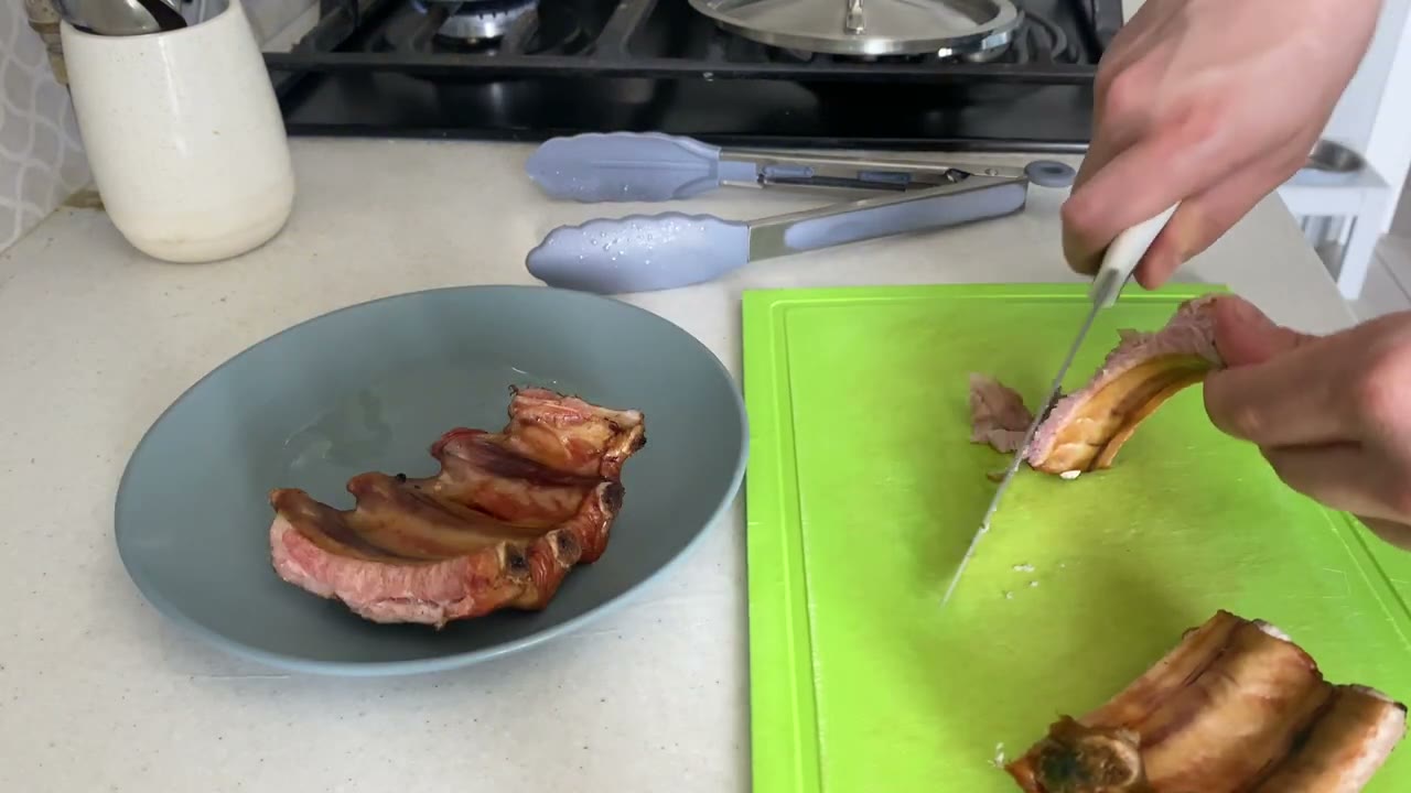 Отделяю мясо копченых ребер от костей