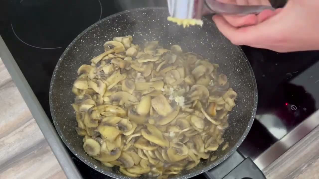 Грибы на сковороде