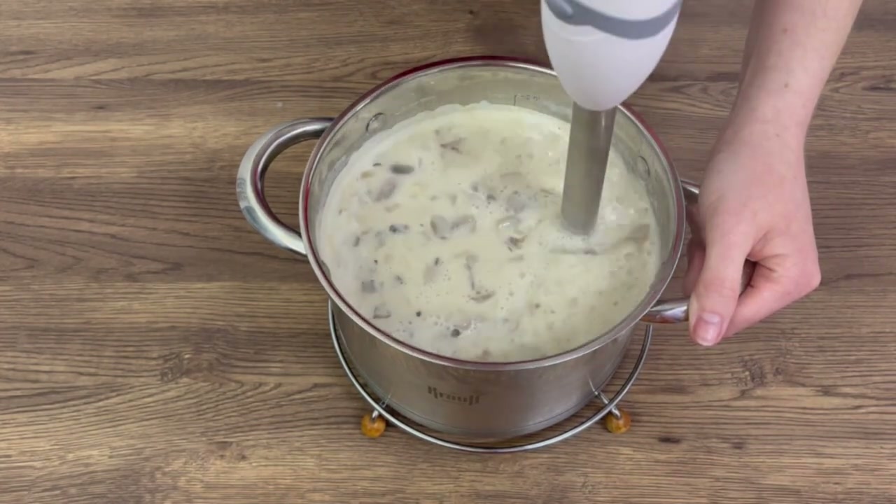 Грибной суп-пюре пробивают блендером