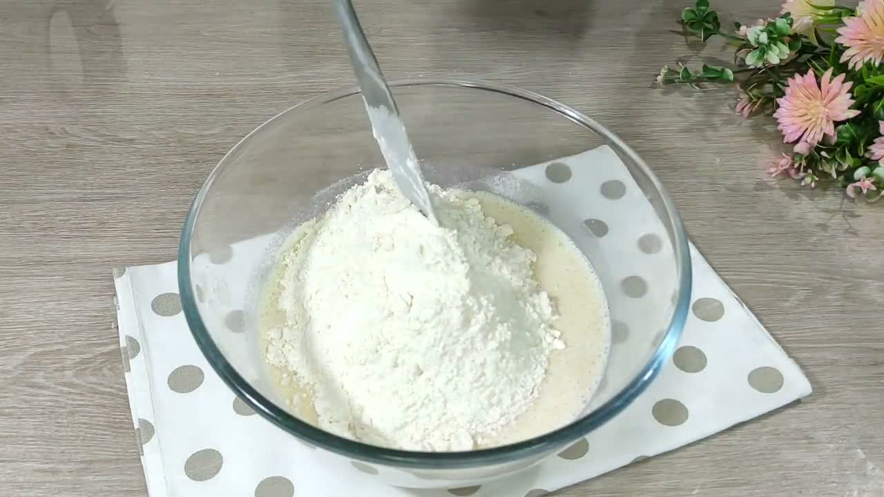 Всыпаю муку в опару для теста на пирожки