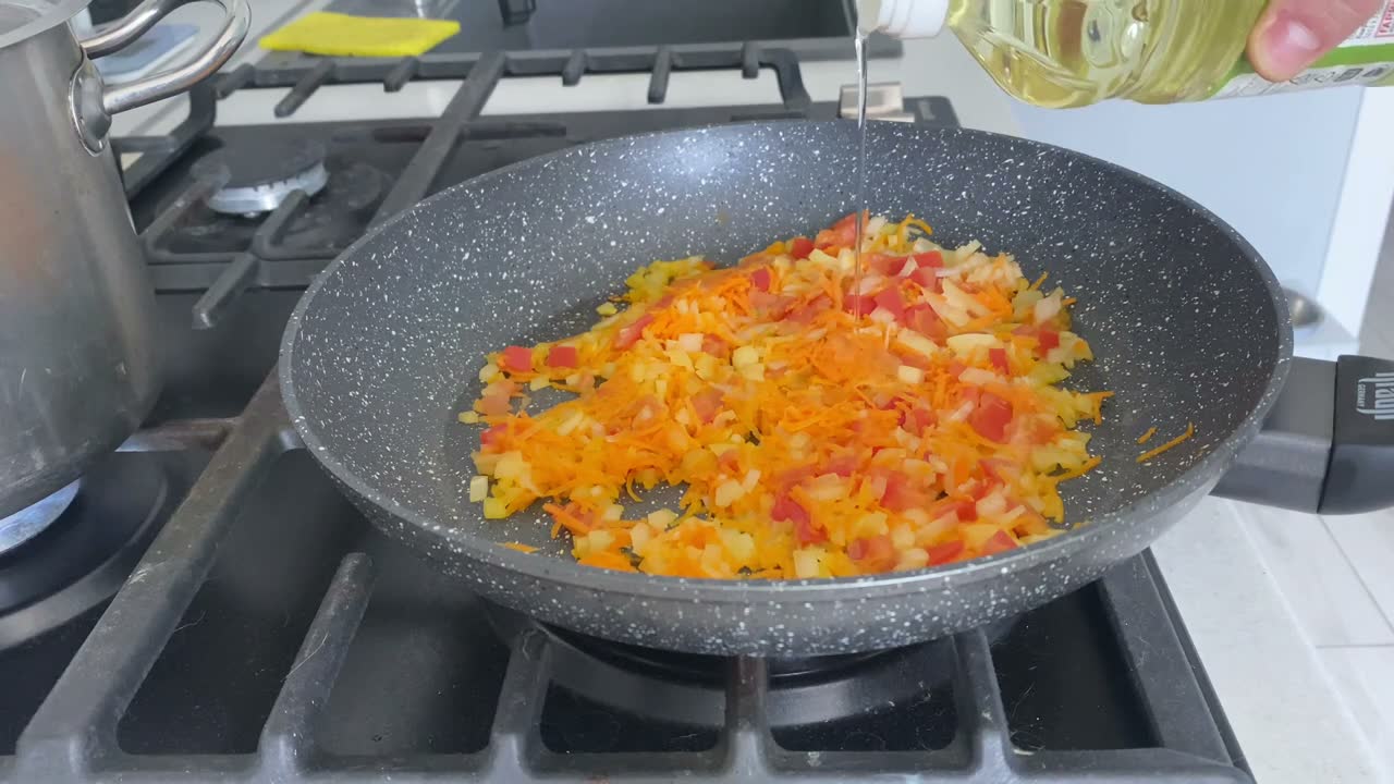 Зажарка из лука и моркови для горохового супа