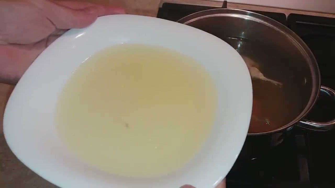 Готовий прозорий бульйон у тарілці